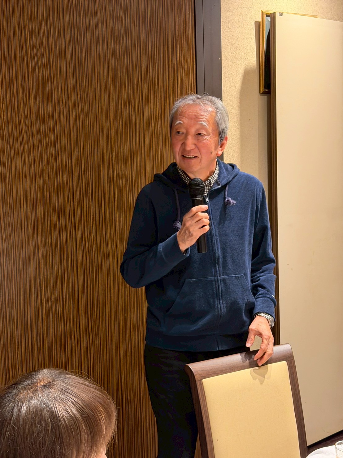 マイクを持ちスピーチをする様子